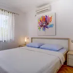 شقة Leonida