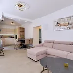 شقة Leonida