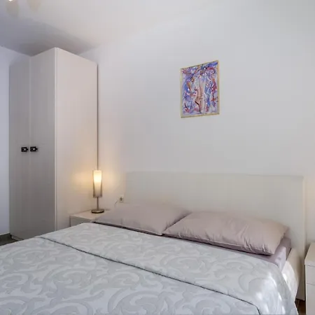 Leonida Apartment