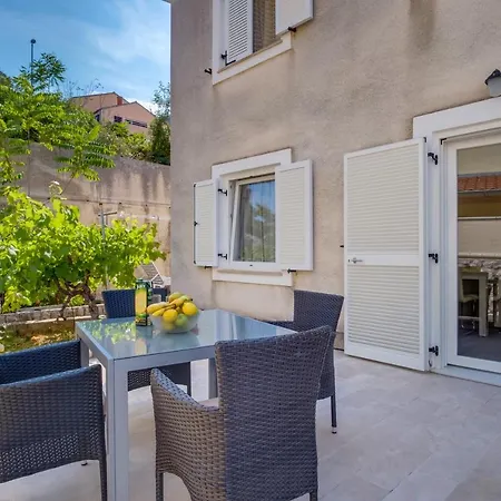 Leonida Apartment